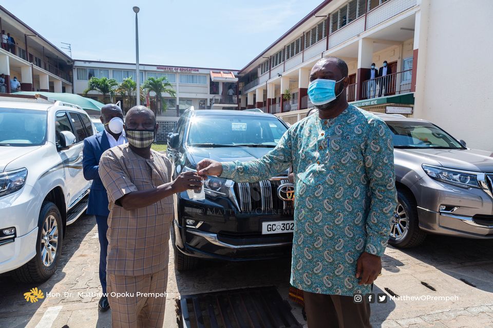 Gov't presents over 16 Toyota vehicles to all Regional Education Directors